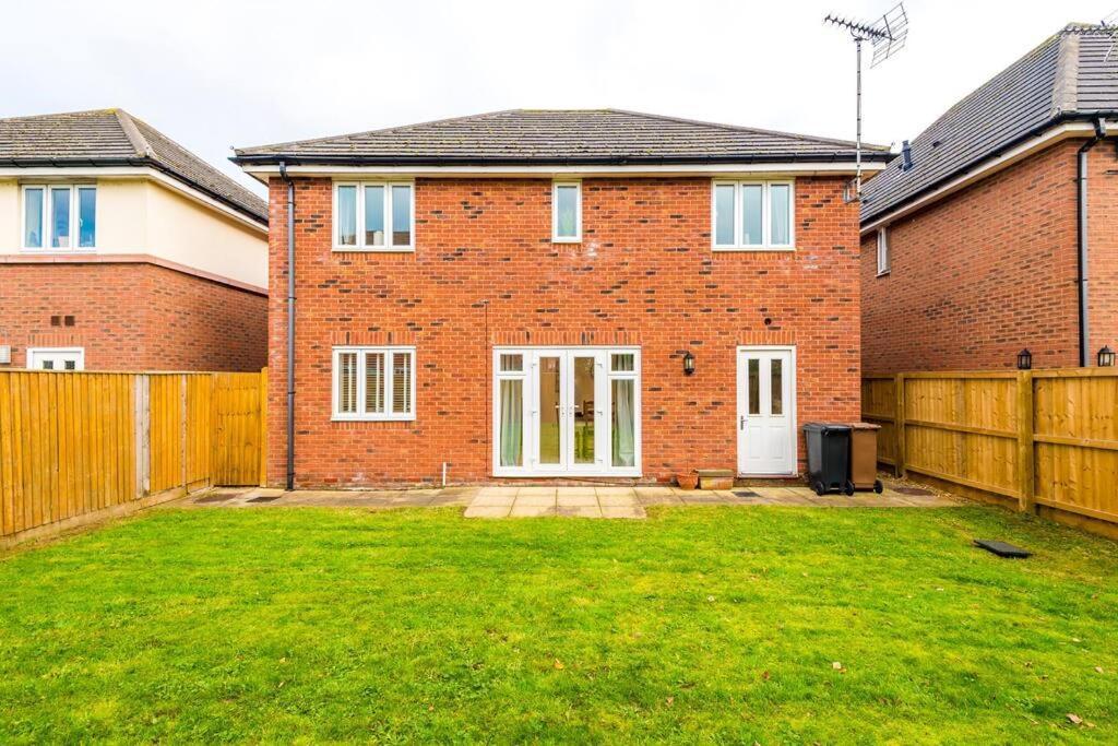 Saughall Luxurious Cosy 4Br Home Cheshire מראה חיצוני תמונה