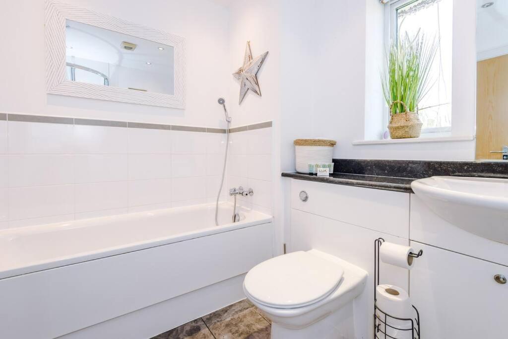 Saughall Luxurious Cosy 4Br Home Cheshire מראה חיצוני תמונה